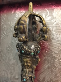 Un vajra en bronze dor&eacute; incrust&eacute; de turquoise, Sino-Tibet, 17/18&egrave;me