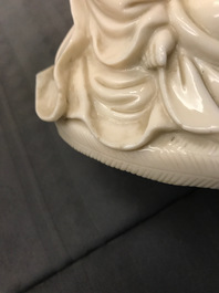Een Chinees Dehua blanc de Chine model van Guanyin, 18/19e eeuw