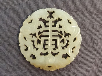 A Chinese jade group of two ladies and two reticulated buttons, 19/20th C.