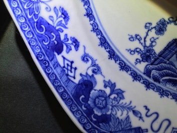 Een Chinees blauwwit wapenbord voor de Engelse markt, Qianlong
