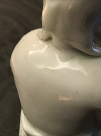 Een Chinese Dehua blanc de Chine figuur van 'Adam', Kangxi