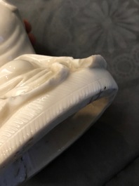 Een Chinees Dehua blanc de Chine model van Guanyin, 18/19e eeuw