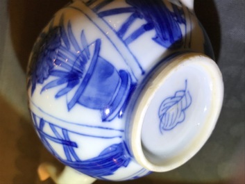 Une th&eacute;i&egrave;re couverte en porcelaine de Chine bleu et blanc, Kangxi