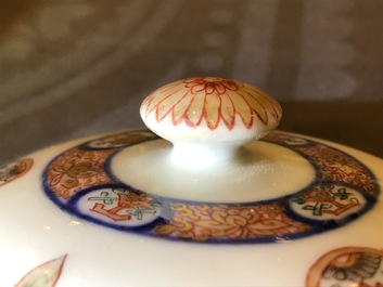Drie ronde Chinese dekselterrines van het servies van Koning Lodewijk XV van Frankrijk, Yongzheng, ca. 1732