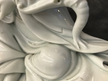 Un mod&egrave;le de Guanyin en porcelaine blanc de Chine, marque incis&eacute; sur le dos, 18&egrave;me