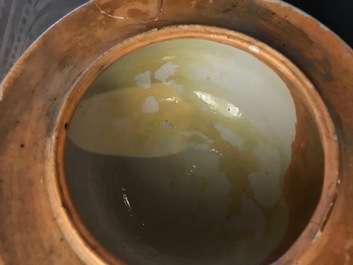Une paire de vases couverts en porcelaine de Japon, Edo, 17&egrave;me