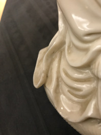 Een Chinees Dehua blanc de Chine model van Guanyin, 18/19e eeuw
