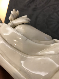 Een Chinees Dehua blanc de Chine model van Guanyin, 18/19e eeuw