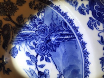 Een Chinees blauwwit wapenbord voor de Engelse markt, Qianlong