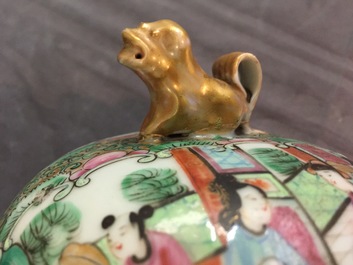 Twee paar Chinese Canton famille rose dekselvazen, 19e eeuw
