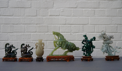 Un vase en jade sculpt&eacute; et cinq figures en pierre sculpt&eacute;e, Chine, 19/20&egrave;me