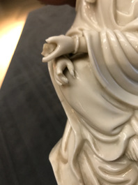 Een Chinees Dehua blanc de Chine model van Guanyin, 18/19e eeuw