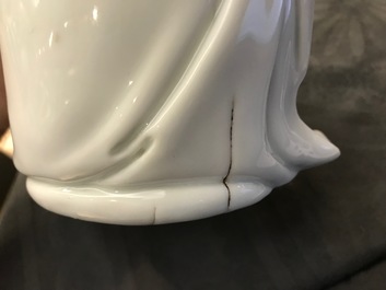 Un mod&egrave;le de Guanyin en porcelaine blanc de Chine, marque incis&eacute; sur le dos, 18&egrave;me