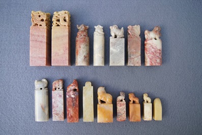 Un lot de 23 pi&egrave;ces en jade, pierre de savon et pierre dure sculpt&eacute;e, Chine, 19/20&egrave;me