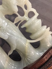 A Chinese jade group of two ladies and two reticulated buttons, 19/20th C.