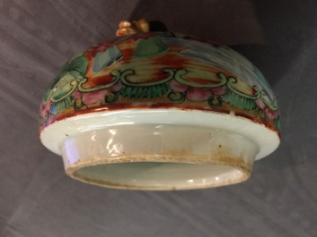 Twee paar Chinese Canton famille rose dekselvazen, 19e eeuw