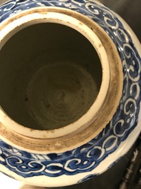 A pair of Chinese blue and white jars and wooden covers, 18/19th C.