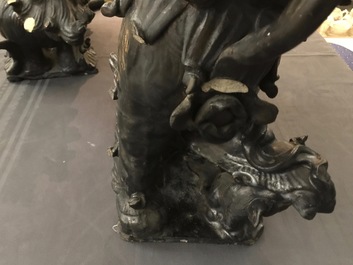 Deux tuiles faiti&egrave;res en forme de lions bouddhiques en gr&egrave;s &eacute;maill&eacute; noir, 19&egrave;me