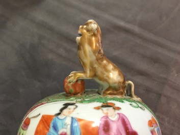 Twee paar Chinese Canton famille rose dekselvazen, 19e eeuw