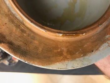 Une paire de vases couverts en porcelaine de Japon, Edo, 17&egrave;me