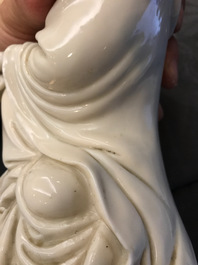 Een Chinees Dehua blanc de Chine model van Guanyin, 18/19e eeuw