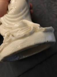 Een Chinees Dehua blanc de Chine model van Guanyin, 18/19e eeuw