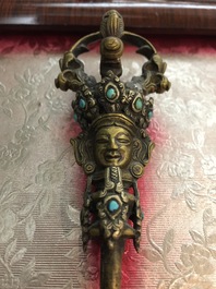 Un vajra en bronze dor&eacute; incrust&eacute; de turquoise, Sino-Tibet, 17/18&egrave;me