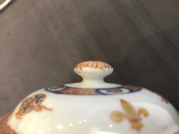 Drie ronde Chinese dekselterrines van het servies van Koning Lodewijk XV van Frankrijk, Yongzheng, ca. 1732