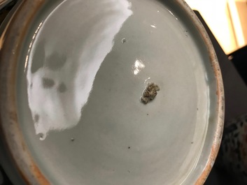 Une paire de vases couverts en porcelaine de Japon, Edo, 17&egrave;me