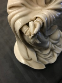 Een Chinees Dehua blanc de Chine model van Guanyin, 18/19e eeuw