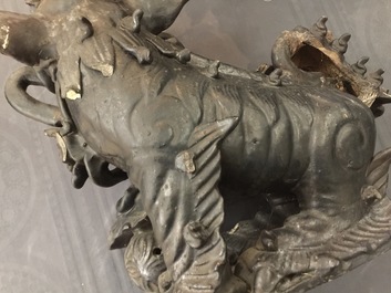 Deux tuiles faiti&egrave;res en forme de lions bouddhiques en gr&egrave;s &eacute;maill&eacute; noir, 19&egrave;me