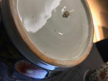 Une paire de vases couverts en porcelaine de Japon, Edo, 17&egrave;me