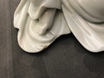 Un mod&egrave;le de Guanyin en porcelaine blanc de Chine, marque incis&eacute; sur le dos, 18&egrave;me