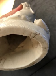 Een Chinees Dehua blanc de Chine model van Guanyin, 18/19e eeuw