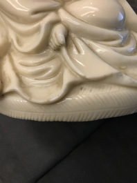 Een Chinees Dehua blanc de Chine model van Guanyin, 18/19e eeuw