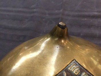Un br&ucirc;le-parfum tripod en bronze, marque de Xuande, 18&egrave;me