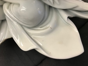 Un mod&egrave;le de Guanyin en porcelaine blanc de Chine, marque incis&eacute; sur le dos, 18&egrave;me
