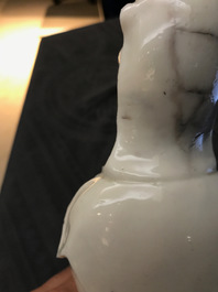 Een Chinees Dehua blanc de Chine model van Guanyin, 18/19e eeuw