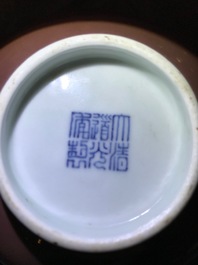 Een Chinese monochrome leverrode kom, Daoguang zegelmerk, 19/20e eeuw