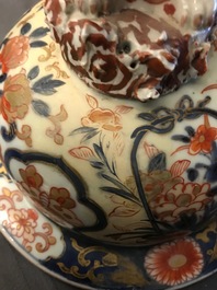 Une paire de vases couverts en porcelaine de Japon, Edo, 17&egrave;me