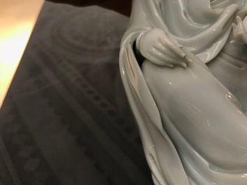 Un mod&egrave;le de Guanyin en porcelaine blanc de Chine, marque incis&eacute; sur le dos, 18&egrave;me