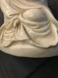 Een Chinees Dehua blanc de Chine model van Guanyin, 18/19e eeuw