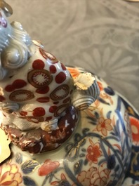 Une paire de vases couverts en porcelaine de Japon, Edo, 17&egrave;me