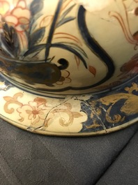 Une paire de vases couverts en porcelaine de Japon, Edo, 17&egrave;me