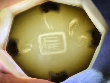 Une paire de coupes octagonaux en porcelaine blanc de Chine de Dehua &agrave; d&eacute;cor anhua, &eacute;poque Transition