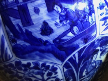 Une paire de grands vases couverts en porcelaine de Chine bleu et blanc, Kangxi