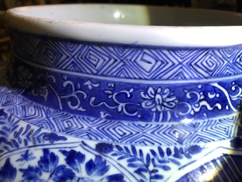 Une paire de grands vases couverts en porcelaine de Chine bleu et blanc, Kangxi