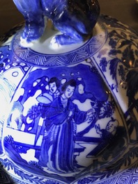 Une paire de grands vases couverts en porcelaine de Chine bleu et blanc, Kangxi