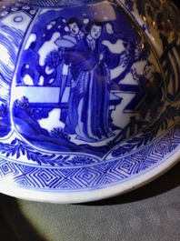 Une paire de grands vases couverts en porcelaine de Chine bleu et blanc, Kangxi