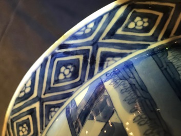 Un bol de type klapmuts en porcelaine de Chine bleu et blanc, marque et &eacute;poque de Kangxi
